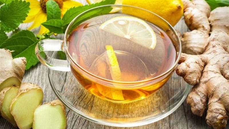 Trà gừng mật ong ấm áp và thơm ngon, một lựa chọn tuyệt vời cho người đau dạ dày uống gì để làm dịu cơn đau.